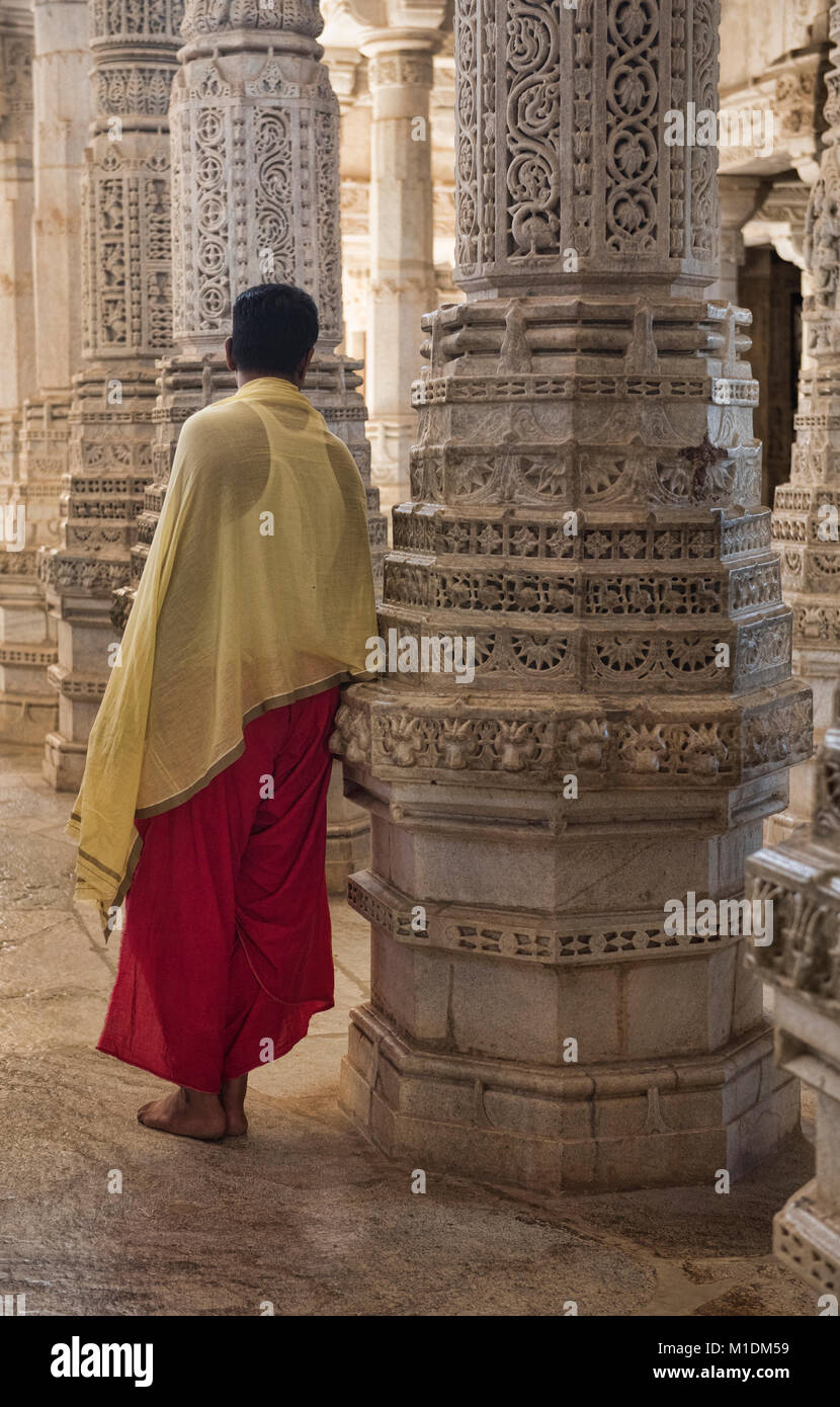 Prêtre à l'éblouissant Temple Ranakpur Jain, Rajasthan, Inde Banque D'Images