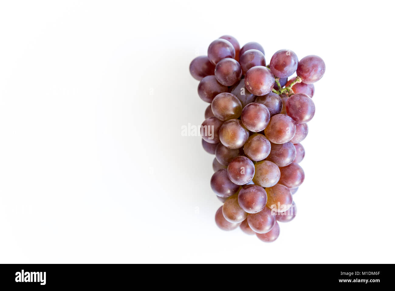 Tas de raisins rouges mûrs isolé sur fond blanc, télévision lay Banque D'Images