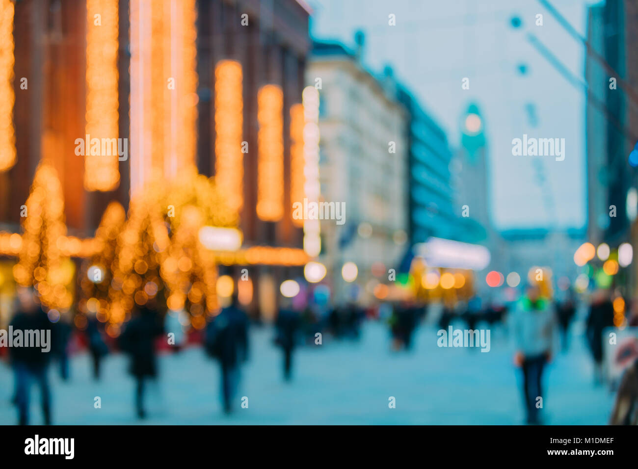 Helsinki, Finlande. Nouvelle Année Boke Lights Xmas Noël Décoration et éclairage de fête dans la rue Aleksanterinkatu. Flou artistique naturel Bokeh Bleu Ba Banque D'Images