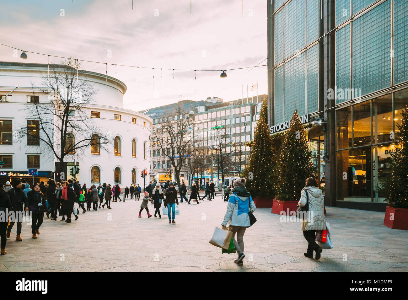 Helsinki, Finlande - le 10 décembre 2016 : Les gens autour de magasin Stockmann sur Aleksanterinkatu Street et Théâtre suédois sur Pohjoisesplana Banque D'Images