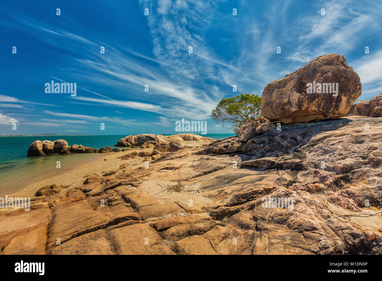 Horseshoe Bay à Bowen - plage emblématique de granit avec des roches d'escalade, le nord du Queensland, Australie Banque D'Images