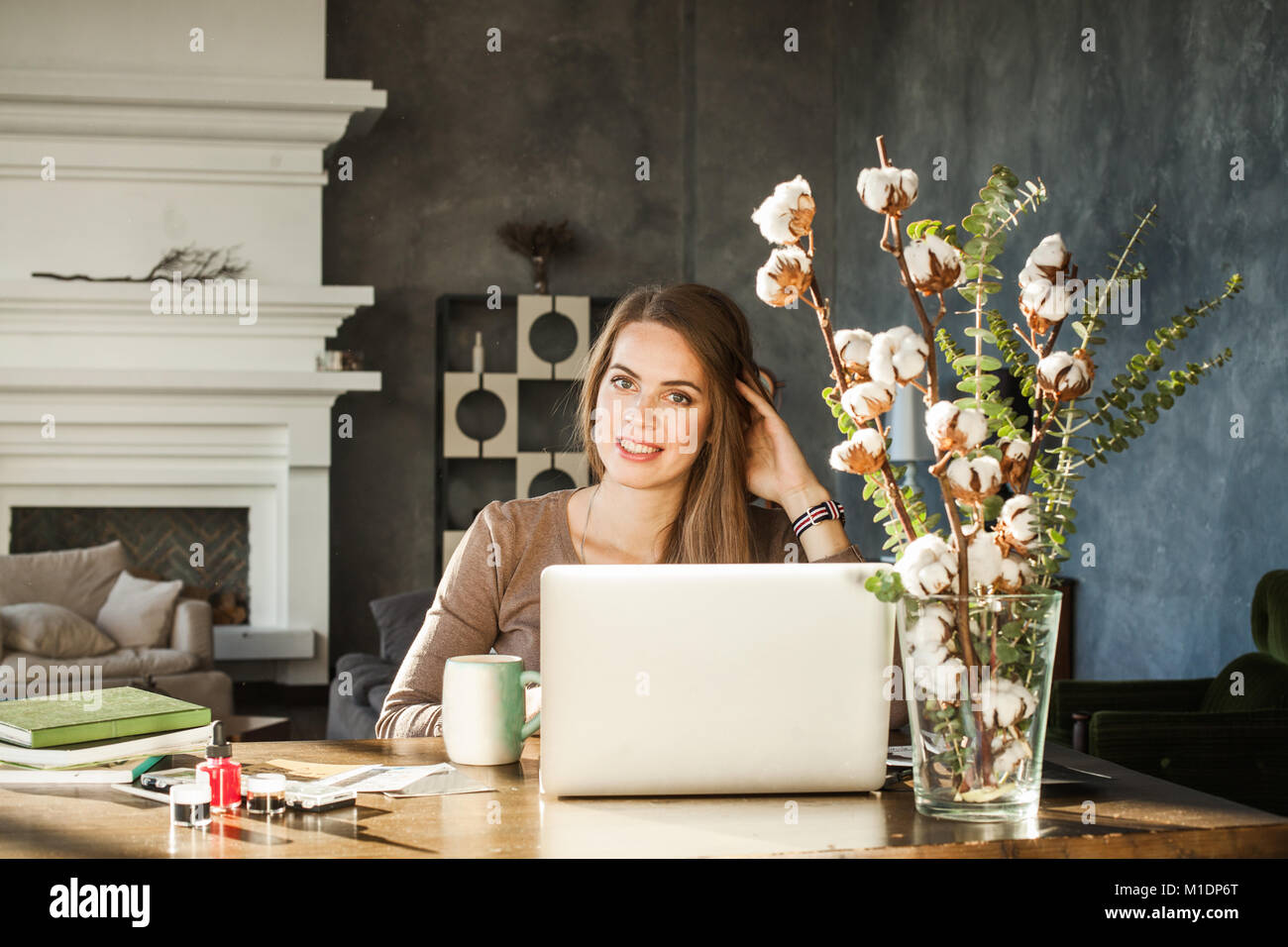 Cheerful Woman Using Laptop at Home Office Banque D'Images