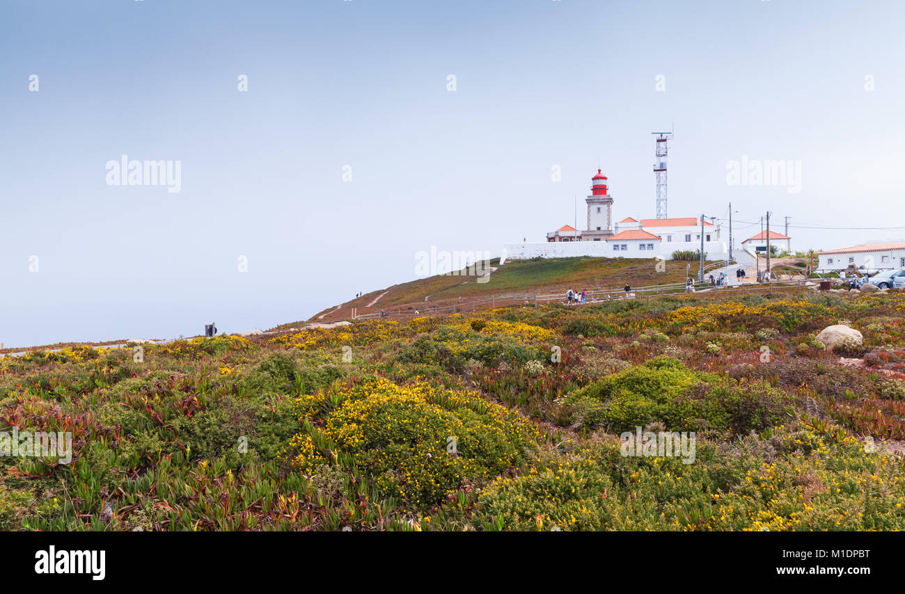 Paysage de Cabo da Roca avec le phare, attraction touristique populaire et limite de l'Europe continentale Banque D'Images