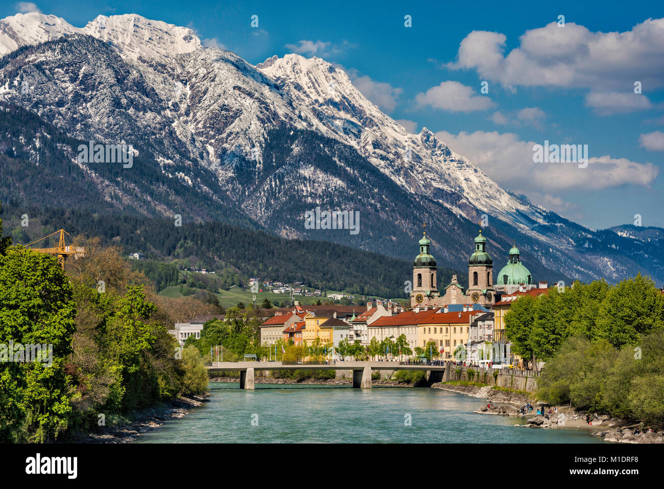 Vue sur centre d'Innsbruck à partir de pont sur la rivière Inn, massif Nordkette en distance, Innsbruck, Tyrol, Autriche Banque D'Images