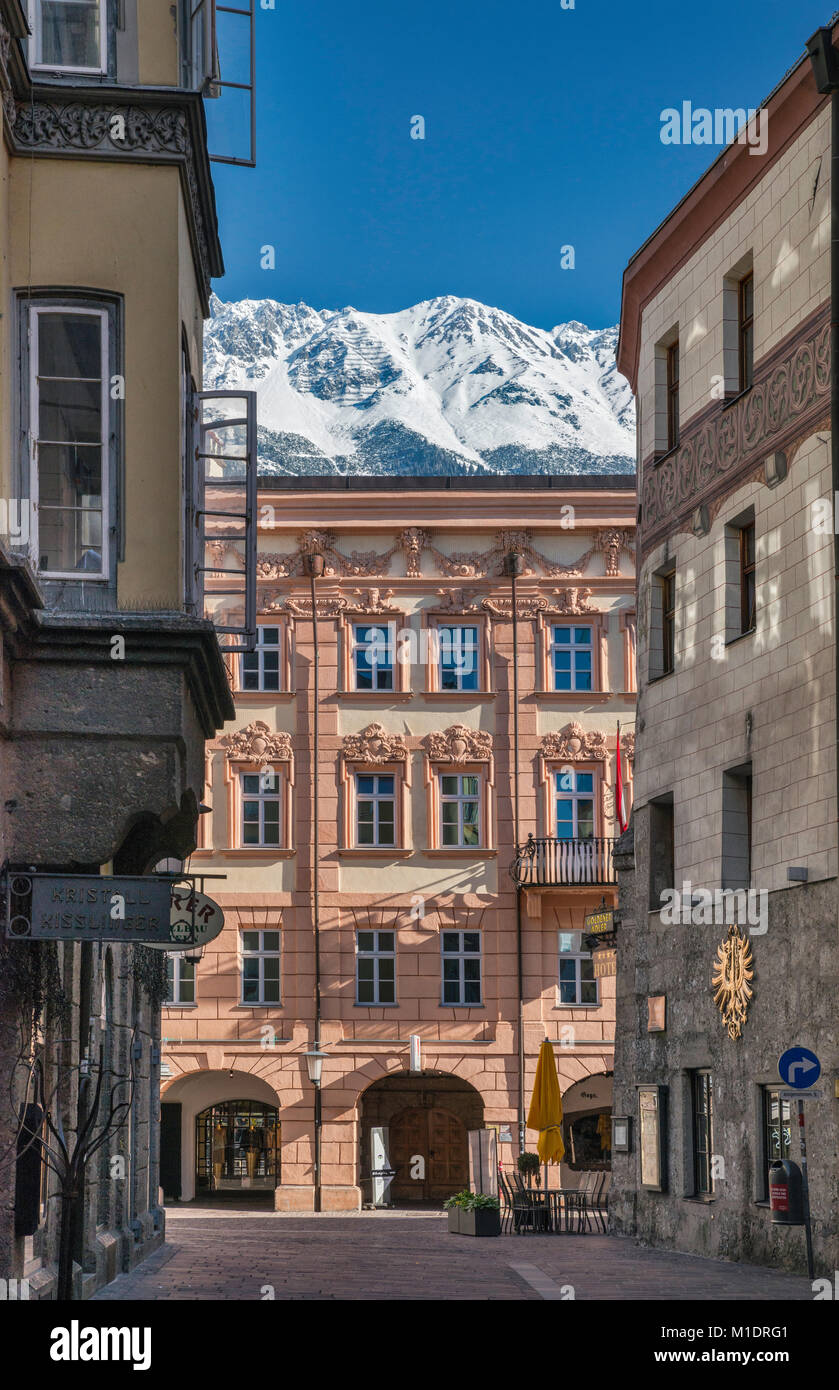 Ottoburg Palace Herzog-Friedrich-Straße, au massif Nordkette à distance, voir à partir de la Kiebachgasse, passage dans la vieille ville d'Innsbruck, Tyrol, Autriche Banque D'Images