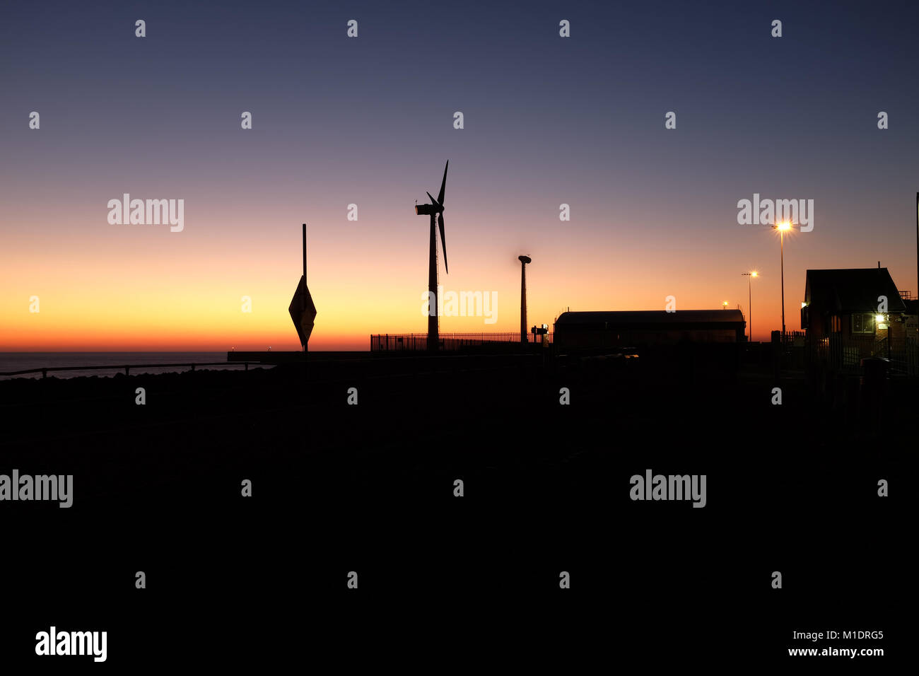 Silhouettes des éoliennes au crépuscule, Port Shoreham, Shoreham-by-Sea, West Sussex, Angleterre, Royaume-Uni. Banque D'Images