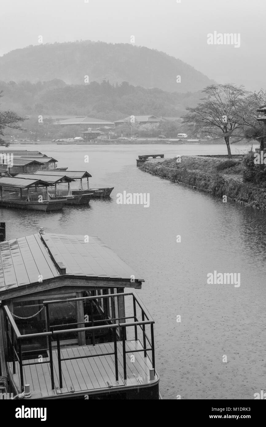 Bateaux japonais sur la rivière Katsura dans la pluie. Banque D'Images