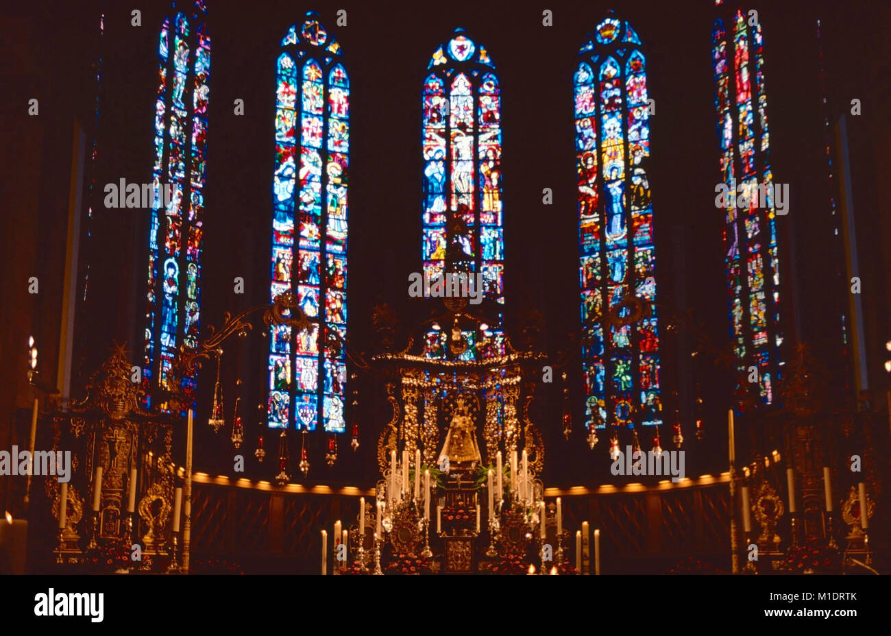 Vitraux derrière l'autel principal,Cathédrale de Notre Dame de Strasbourg, France Banque D'Images