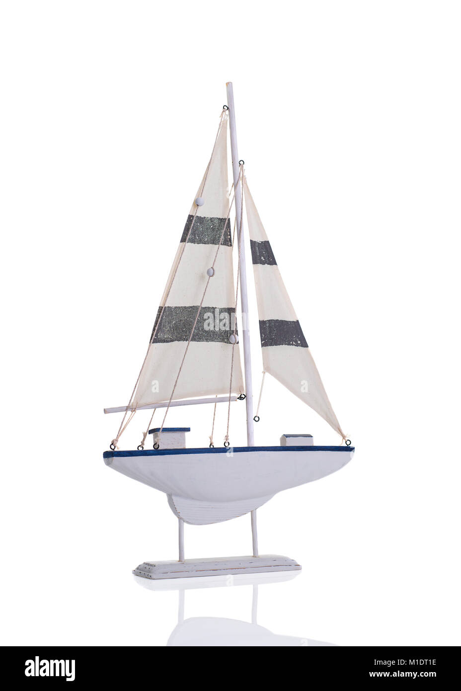 Bateau à voile jouet isolé sur un fond blanc avec ombre portée Banque D'Images