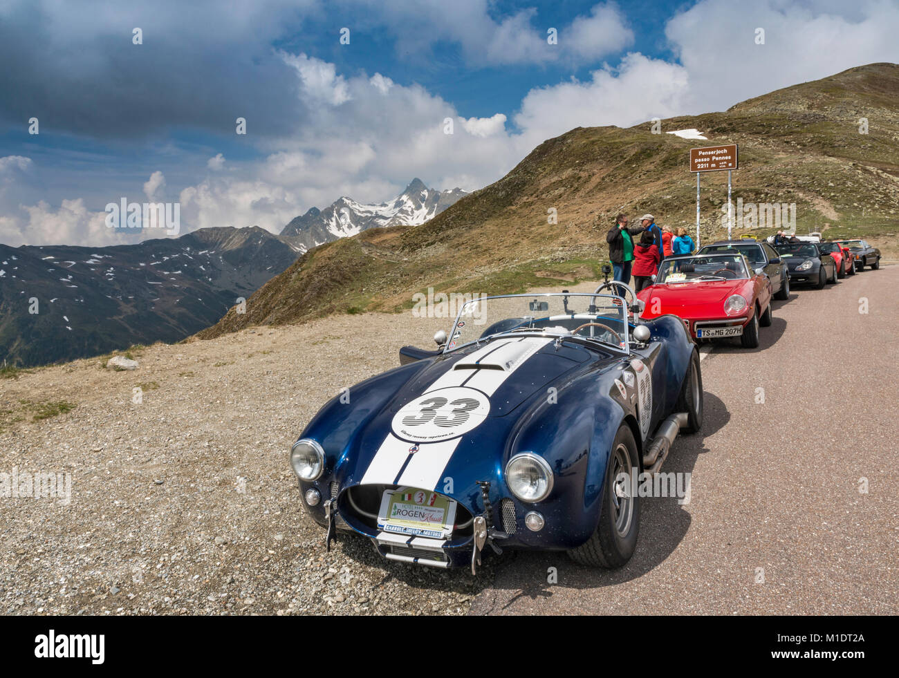 AC Cobra aka Shelby Cobra, une voiture de sport classique anglo-américain, 2 portes roadster, Passo Pennes (Penserjoch), Alpes Sarntal, Trentino-Alto Adige, Italie Banque D'Images