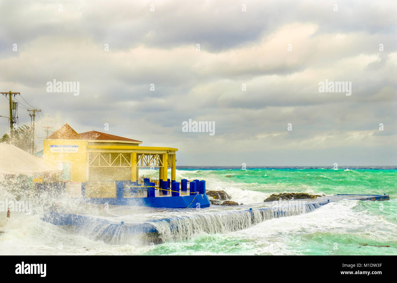 Tempête sur la mer des Caraïbes par le terminal sud de Port George Town, Grand Cayman, Cayman Islands Banque D'Images