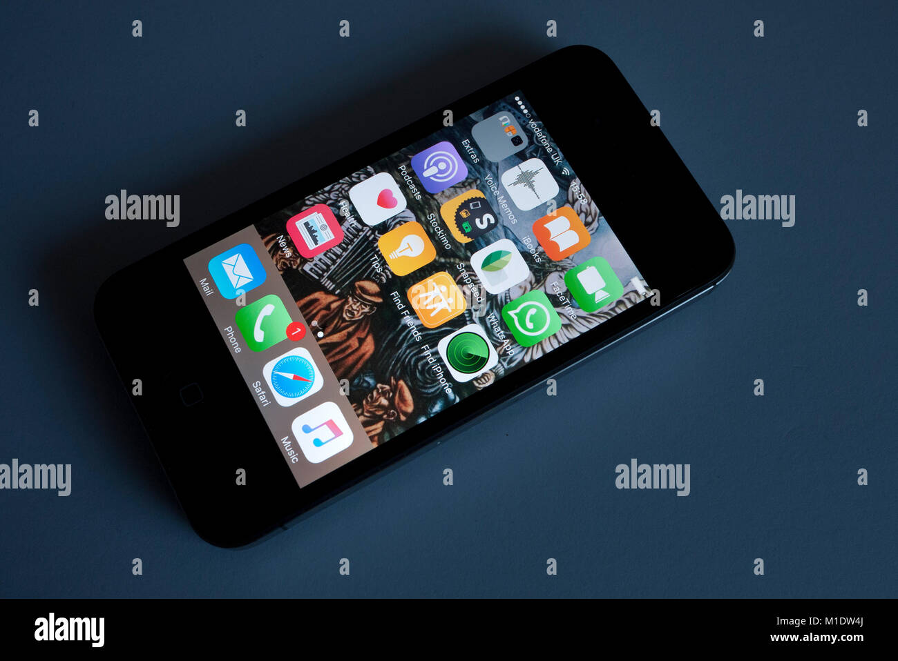 Je téléphone 4 S montrant des apps, UK. Banque D'Images