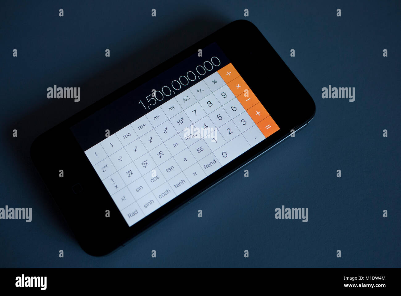 I Phone 4s montrant la calculatrice, UK. Banque D'Images