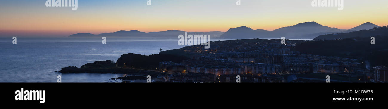 Vue panoramique de Castro Urdiales (Cantabrie - Espagne) la nuit Banque D'Images