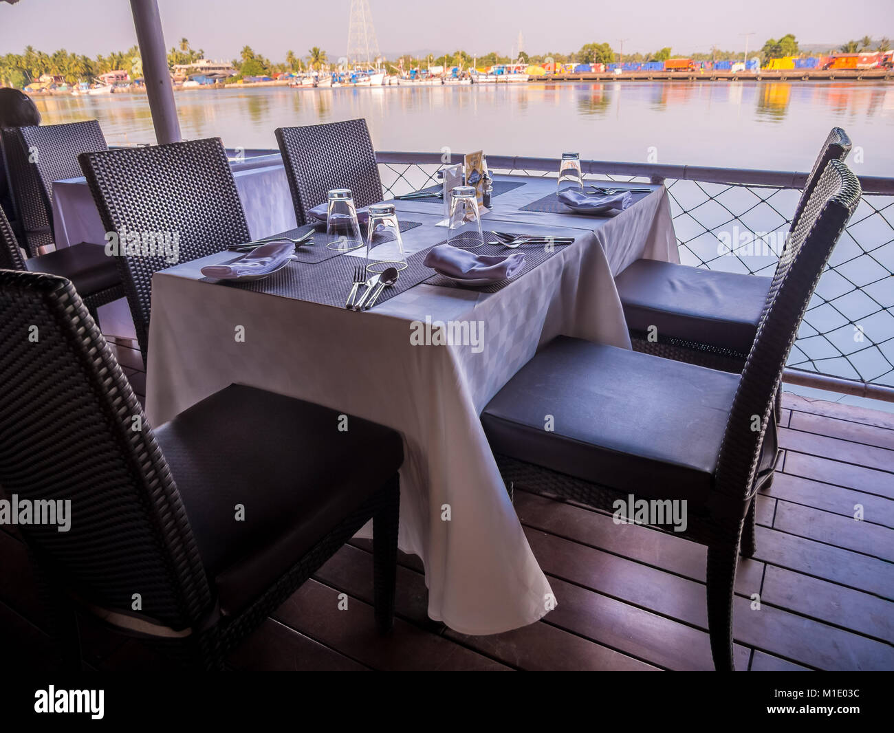 Table de restaurant avec des verres vides et coin de base fixé à Goa Restaurant Banque D'Images