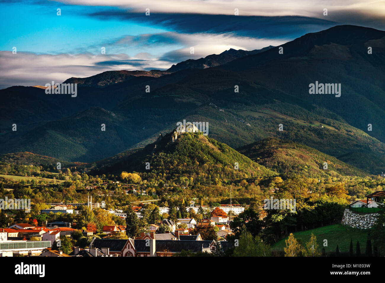 Vue de l'ancien château médiéval et belle vallée d'automne, coucher de soleil, Foix, France Banque D'Images