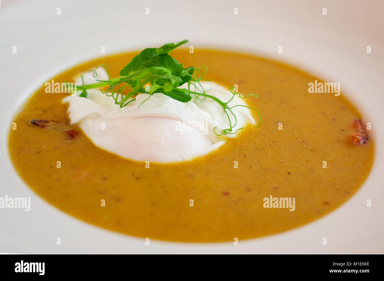 Zurek, soupe aigre traditionnelle polonaise pour l'est avec des œufs pochés et de la saucisse. Banque D'Images