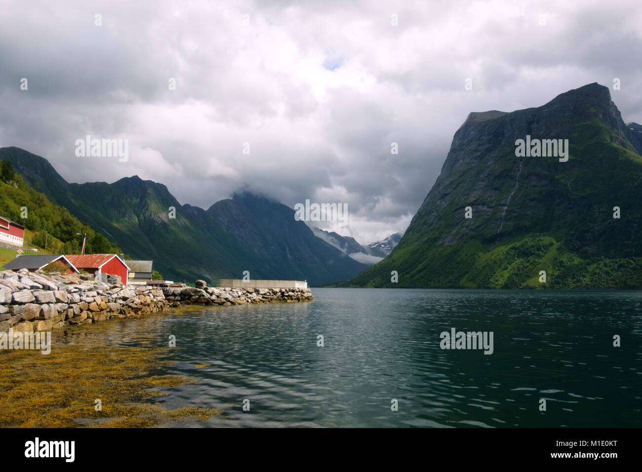 Urke village et fjord Hjorundfjorden Banque D'Images