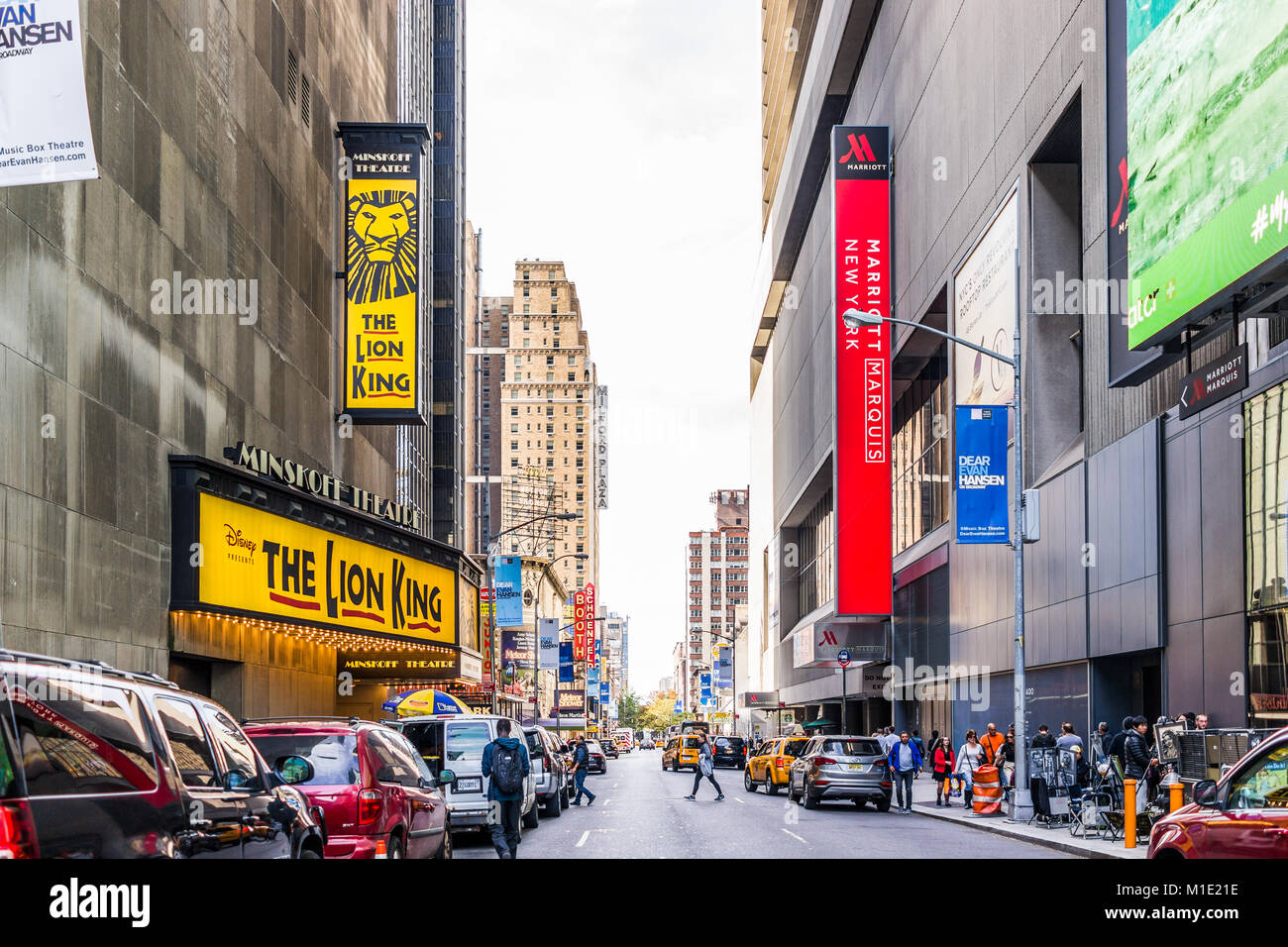 La ville de New York, USA - 28 octobre 2017 : Manhattan NYC buildings de midtown Times Square, Broadway Avenue Road, 45e rue, les enseignes publicitaires, Disney Roi Lion Banque D'Images