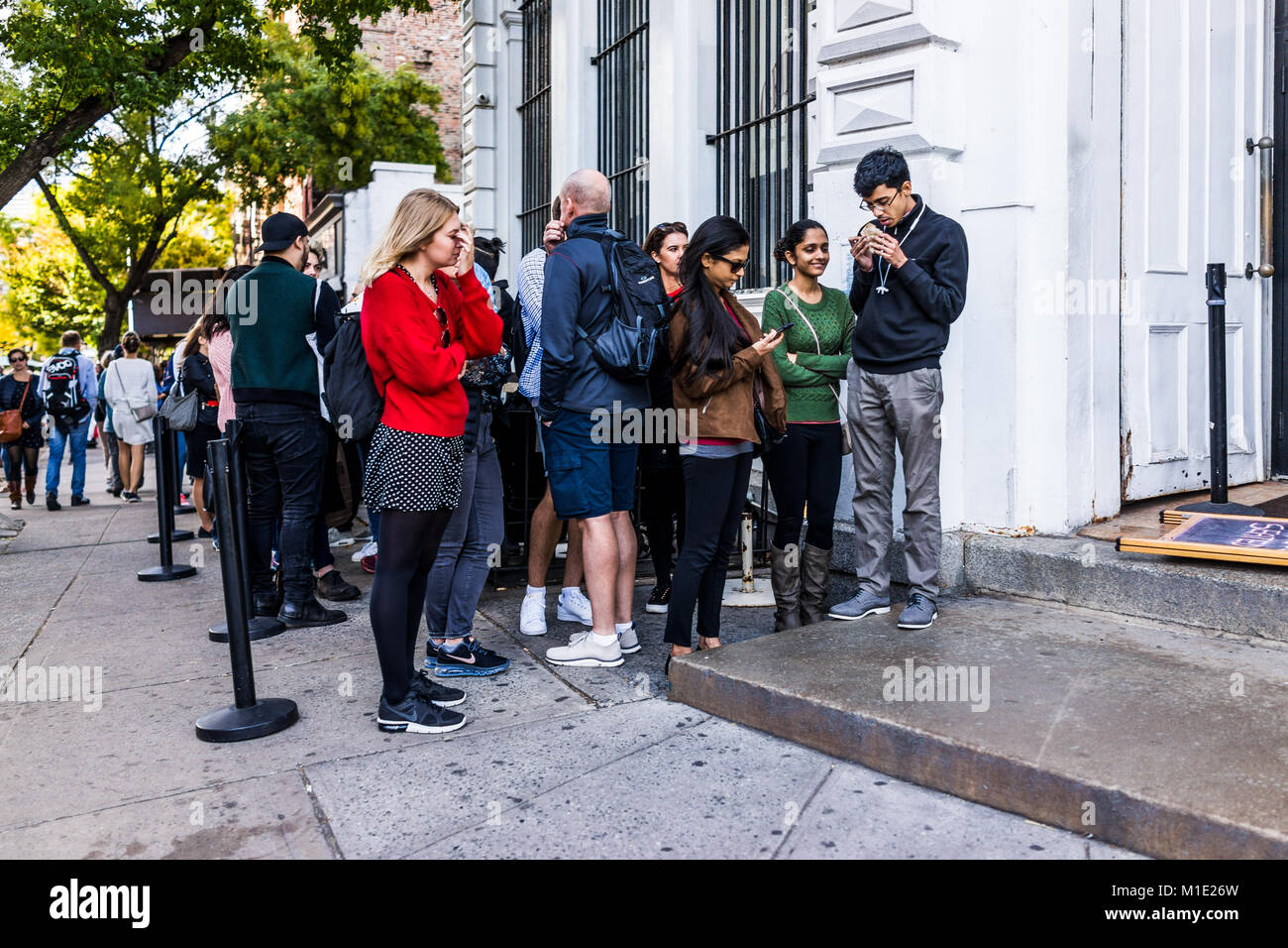 Brooklyn, Etats-Unis - 28 octobre 2017 : longue file d'attente de personnes en attente de foule célèbre restaurant appelé Grimaldi's Pizza Banque D'Images