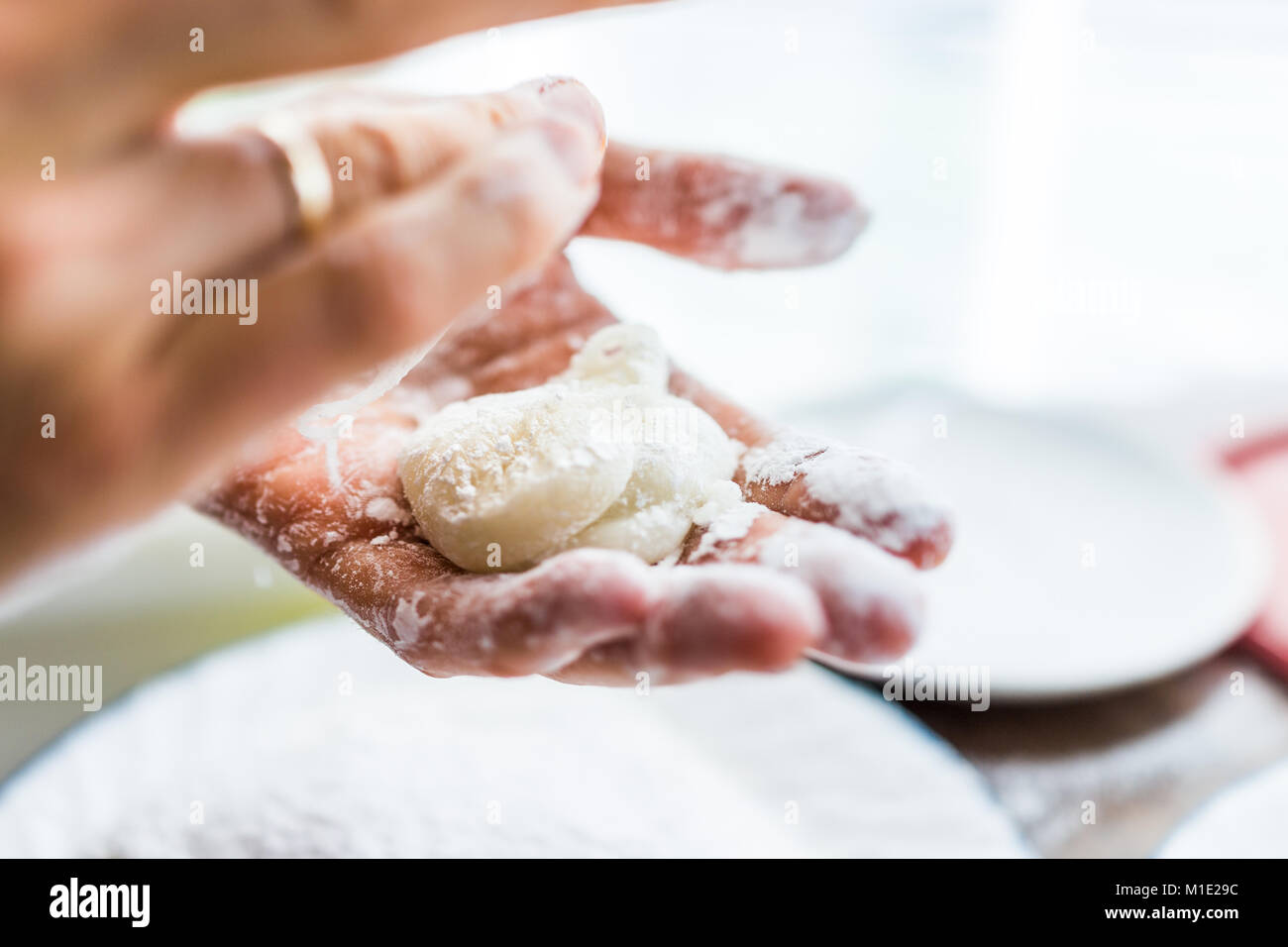 Faconner Les Mains Morceau De Gateau De Riz Gluant Gluant Mochi Saupoudree De Farine Pour Faire Un Dessert D Amidon Photo Stock Alamy Faconner Les Mains Morceau De Gateau De Riz Gluant Gluant Mochi Saupoudree De Farine Pour Faire Un Dessert D Amidon Photo Stock Alamy