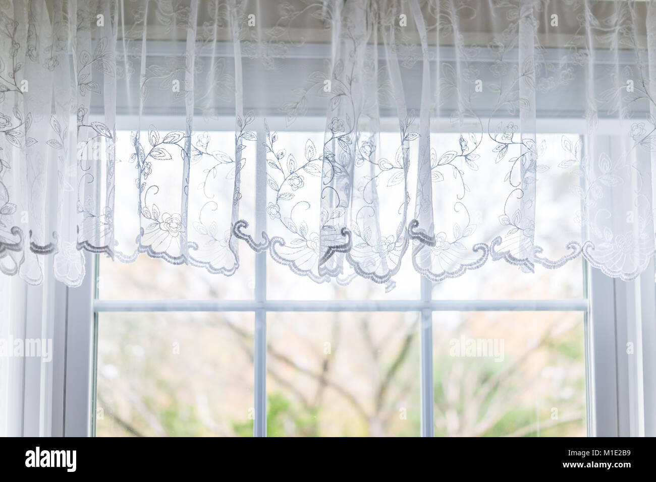 Libre des petits rideaux en dentelle courte fenêtre blanc abat-jour dans cette chambre lumineuse à l'intérieur intérieur avec décoration design pattern Banque D'Images