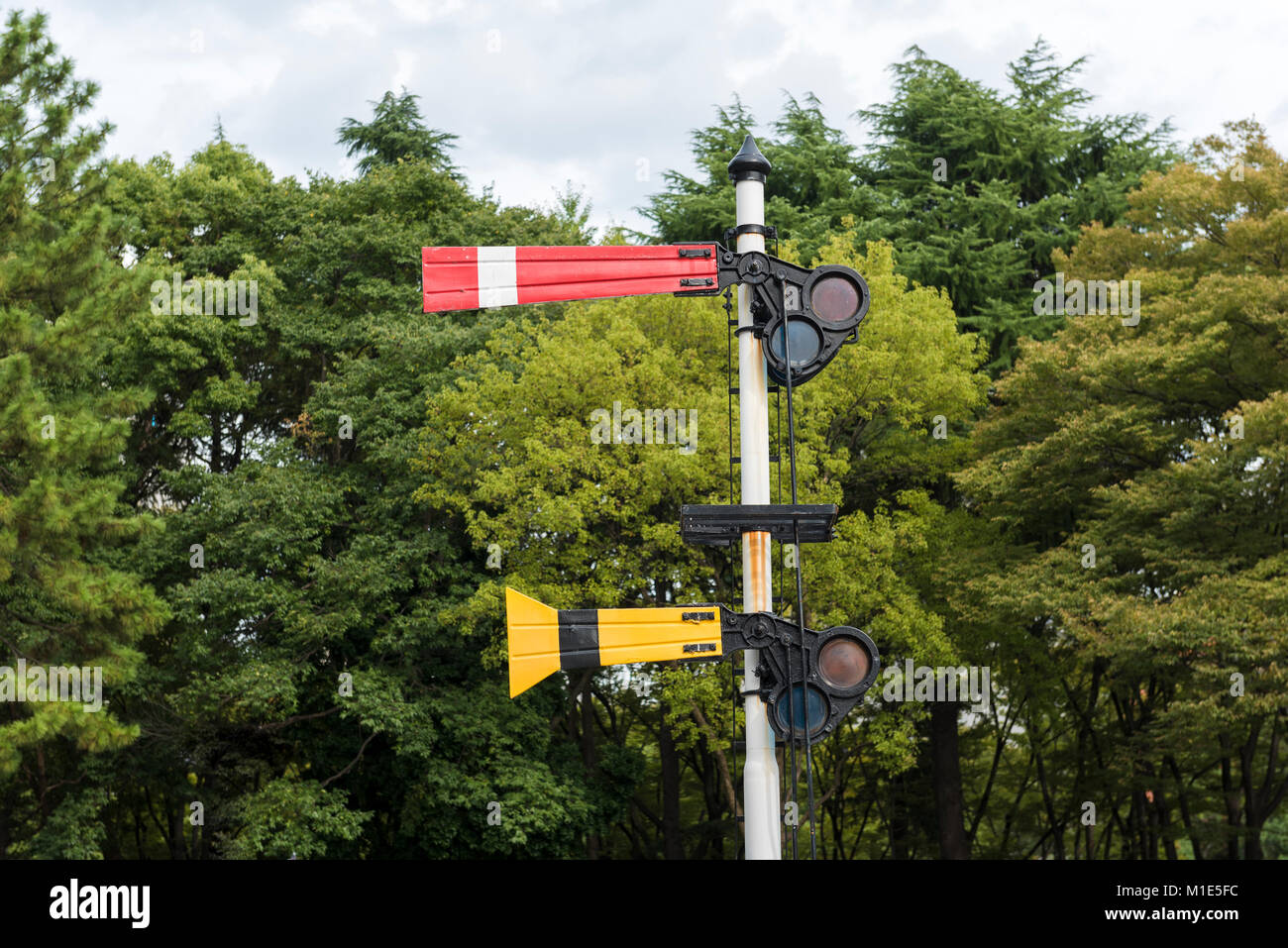 La signalisation sémaphore de fer post (au Japon). Panneau rouge signaux pour former à 'stop'. Signal jaune est un signal 'Distant' Banque D'Images