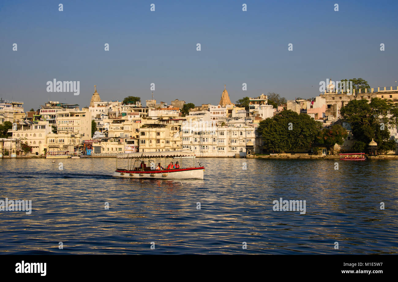 Le majestueux City Palace sur le lac Pichola, Udaipur, Rajasthan, Inde Banque D'Images