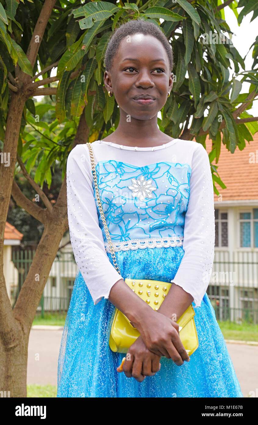 Young teen girl pour un mariage dimanche à Kampala, Ouganda. Banque D'Images