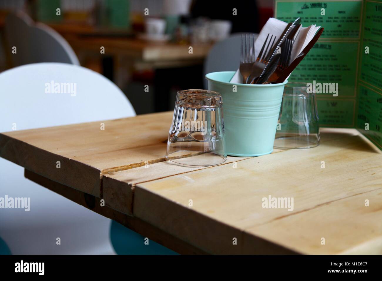Réglage de la table dans un restaurant de couverts, serviettes, verres et Banque D'Images