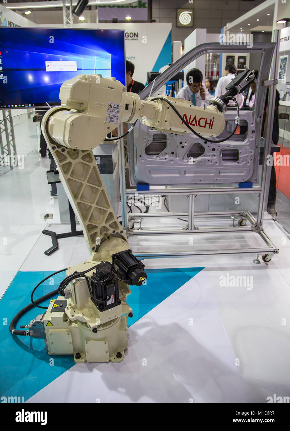 Bangkok, Thaïlande - 22 novembre 2017 : bras robot soudure par point démontrer porte de la voiture en 2017 Metalex Banque D'Images