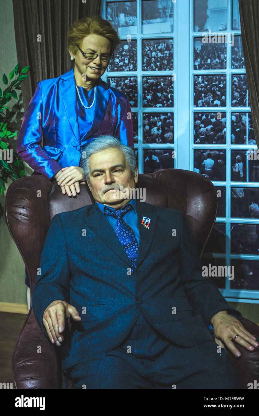 Des statues de cire de Lech Walesa, l'ancien président de la République de Pologne et Danuta Walesa, le Musée de Cire de Cracovie - Cracovie, Pologne. Banque D'Images