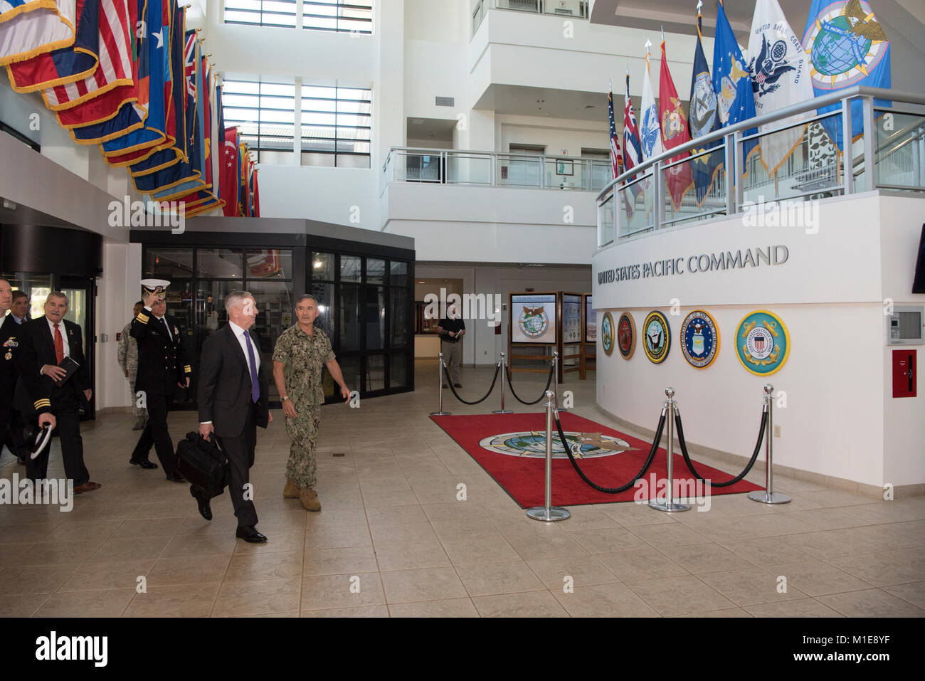 Le Secrétaire à la défense, James N. Mattis est accueilli par le commandant américain de la marine du Pacifique Adm. Harry Harris Jr., en arrivant au siège de PACOM sur Joint Base Pearl, Harbor-Hickam. HI, le 26 janvier 2018. (DoD Banque D'Images