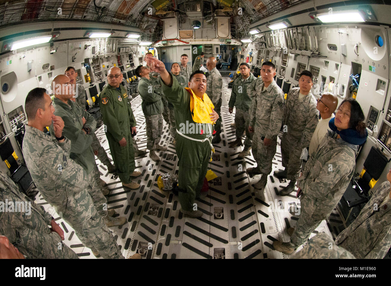 Tech. Le Sgt. Andrew Vierra Villanueva, centre, un maître de la charge avec le 204e Escadron de transport aérien effectue un exposé de sécurité avant le vol à bord d'un C-17 Globemaster aux aviateurs du 154e Groupe médical, le détachement 1, New York Air National Guard, at Joint Base Harbor-Hickam Pearl, le 26 janvier 2018. Les aviateurs ont été médicale dirigée au Nevada pour faciliter une région de la FEMA 9 exercice de formation sur le terrain avec des partenaires de la Californie et Nevada Air National Guard. (U.S. Air National Guard Banque D'Images