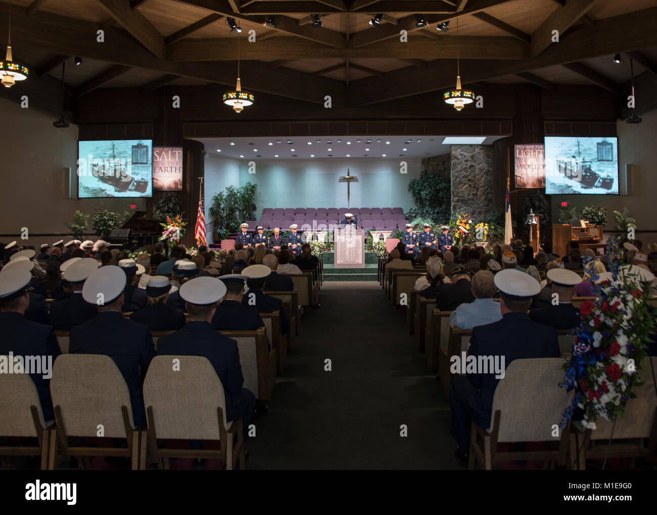 Les Gardes côtes, les survivants, les membres de la famille, et les membres de la communauté autour de la région de Tampa Bay a commémoré le 38e anniversaire de la garde-côte de prunellier tragédie, Dimanche 28 Janvier, 2018 au Liberty Baptist Church, à Saint-Pétersbourg, en Floride. La cérémonie comprenait des observations par ADM. Peter Brown, commandant du 7e District de la Garde côtière canadienne, l'affichage des couleurs, et la lecture des noms des membres de l'équipage perdu, chaque commémorés par la mise en place d'une rose. (U.S. Garde côtière canadienne Banque D'Images