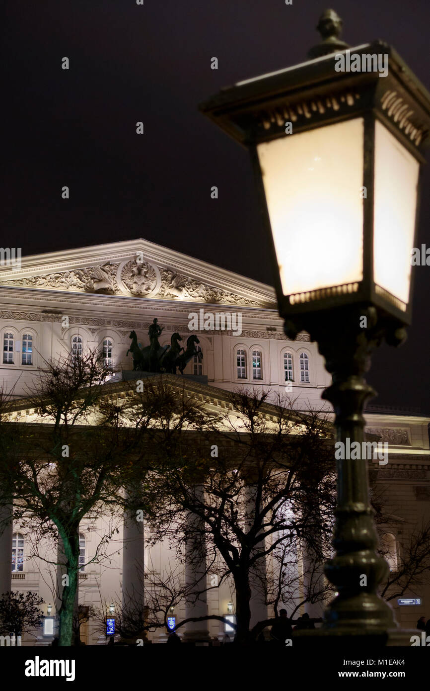 Bâtiment de théâtre du Bolchoï dans la soirée, l'éclairage de nuit dans la ville Banque D'Images