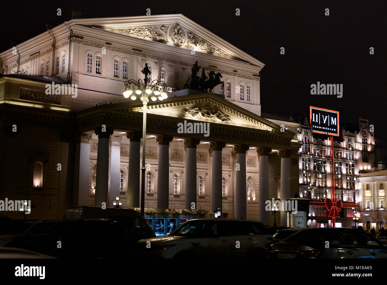 Bâtiment de théâtre du Bolchoï dans la soirée, l'éclairage de nuit dans la ville Banque D'Images
