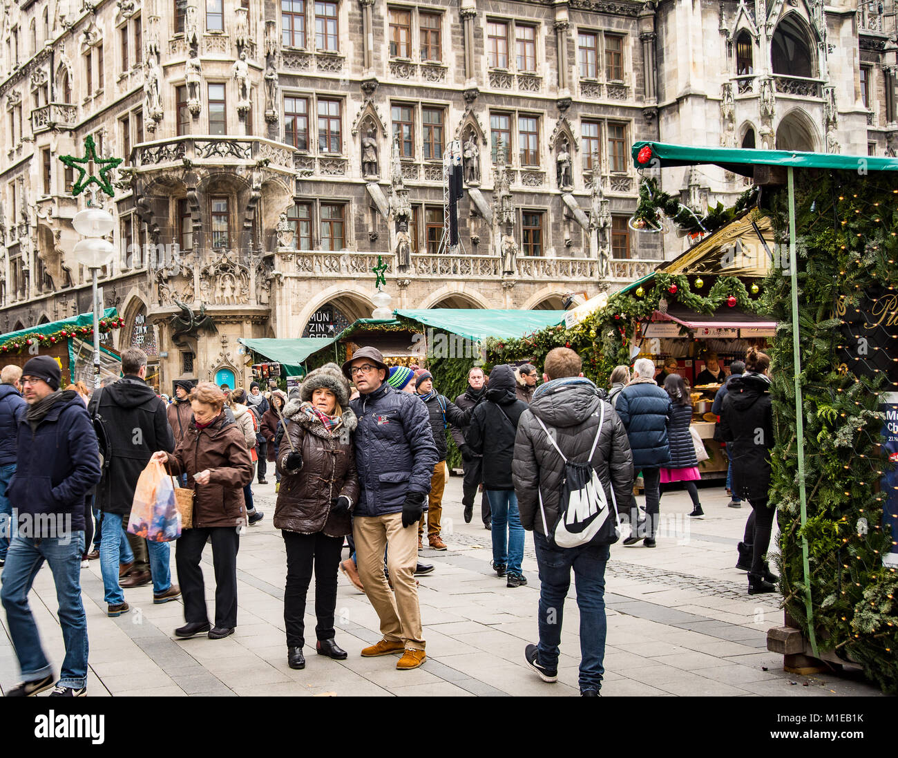 Un couple prend un avec leur smartphone selfies à Munich, Marché de Noël Christkindlmarkt Banque D'Images