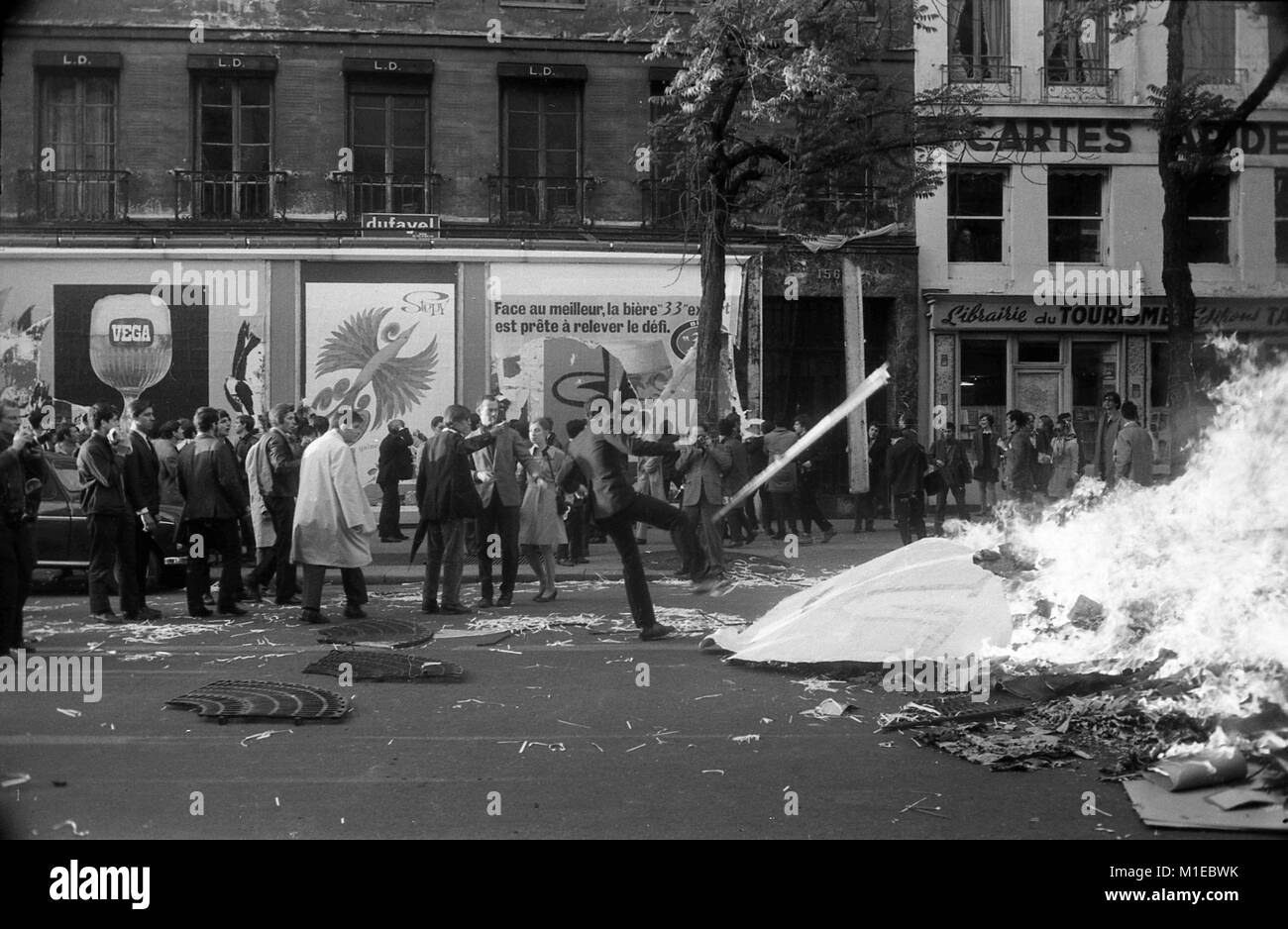 Philippe Gras / Le Pictorium - Mai 68 - 1968 - France / Ile-de-France (région) / Paris - Manifestants allumé un feu Boulevard Saint-Germain, 1968 Banque D'Images