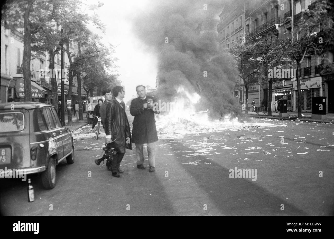 Philippe Gras / Le Pictorium - Mai 68 - 1968 - France / Ile-de-France (région) / Paris - Manifestants allumé un feu Boulevard Saint-Germain, 1968 Banque D'Images