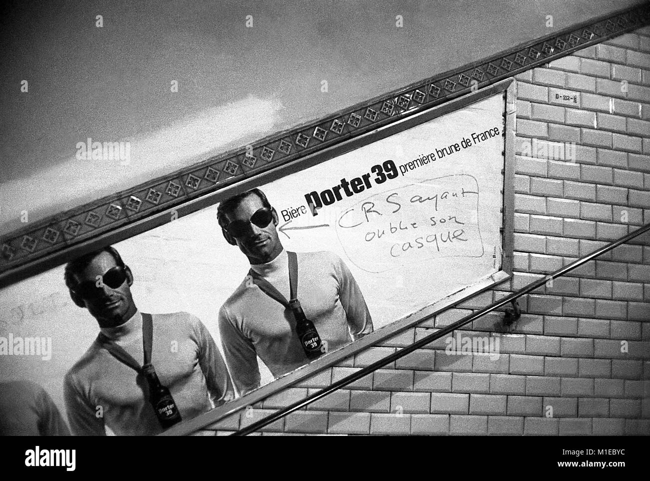 Philippe Gras / Le Pictorium - Événements de mai 1968 en France. - 1968 - France / Ile-de-France (région) / Paris - Événements de 1968 en France. - "Être jeune et tais-toi !", "c'est seulement le début de la lutte !", "Rafale d'enthousiasme pour une longue guerre !" : c'est quelques exemples de l'solgans et revendications faites par la classe ouvrière et les étudiants. Banque D'Images