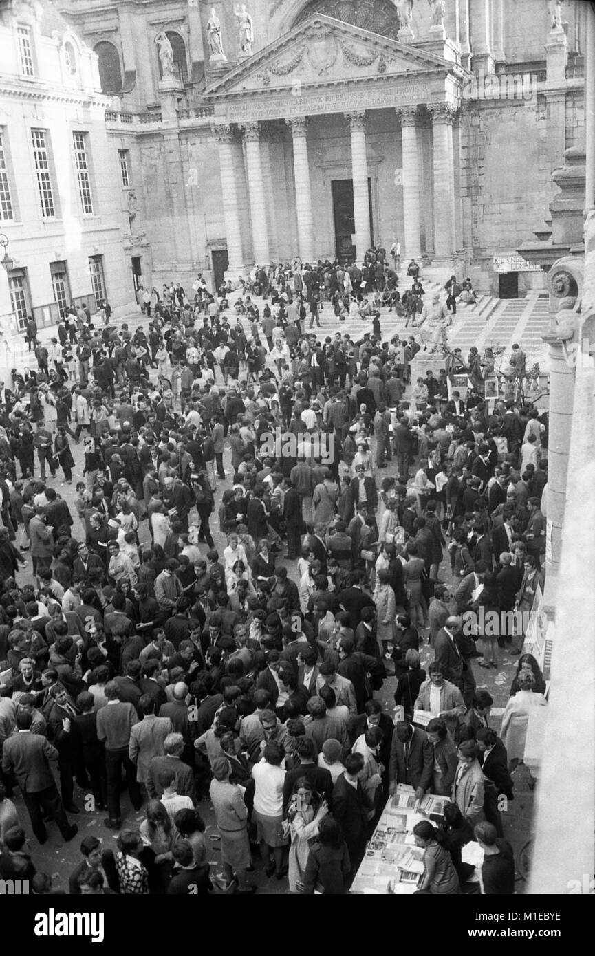 Philippe Gras / Le Pictorium - Mai 1968 - 1968 - France / Ile-de-France (région) / Paris - spéciale dans la cour de la Sorbonne Banque D'Images