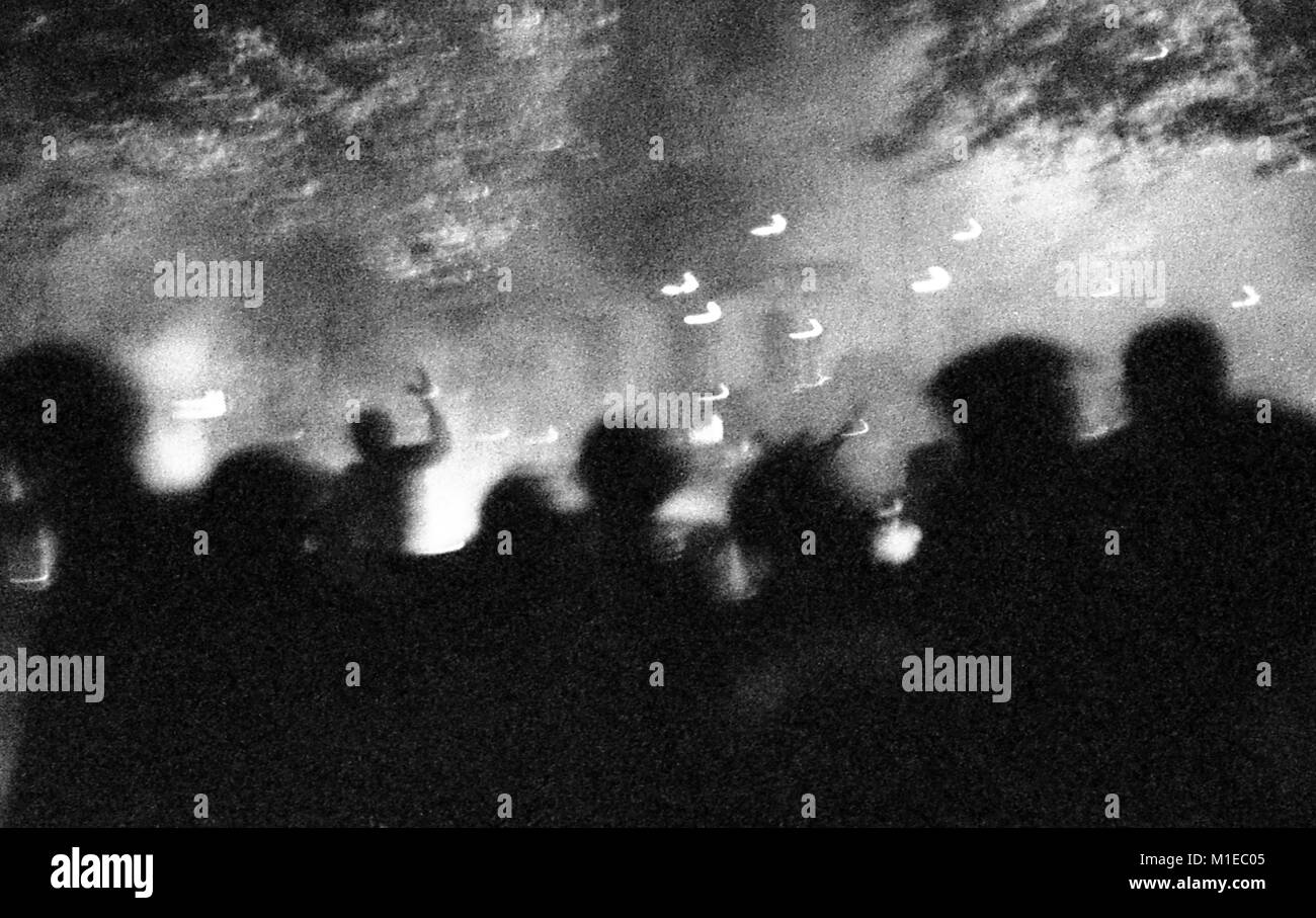 Philippe Gras / Le Pictorium - Mai 1968 - 1968 - France / Ile-de-France (région) / Paris - foule dans la nuit. Banque D'Images