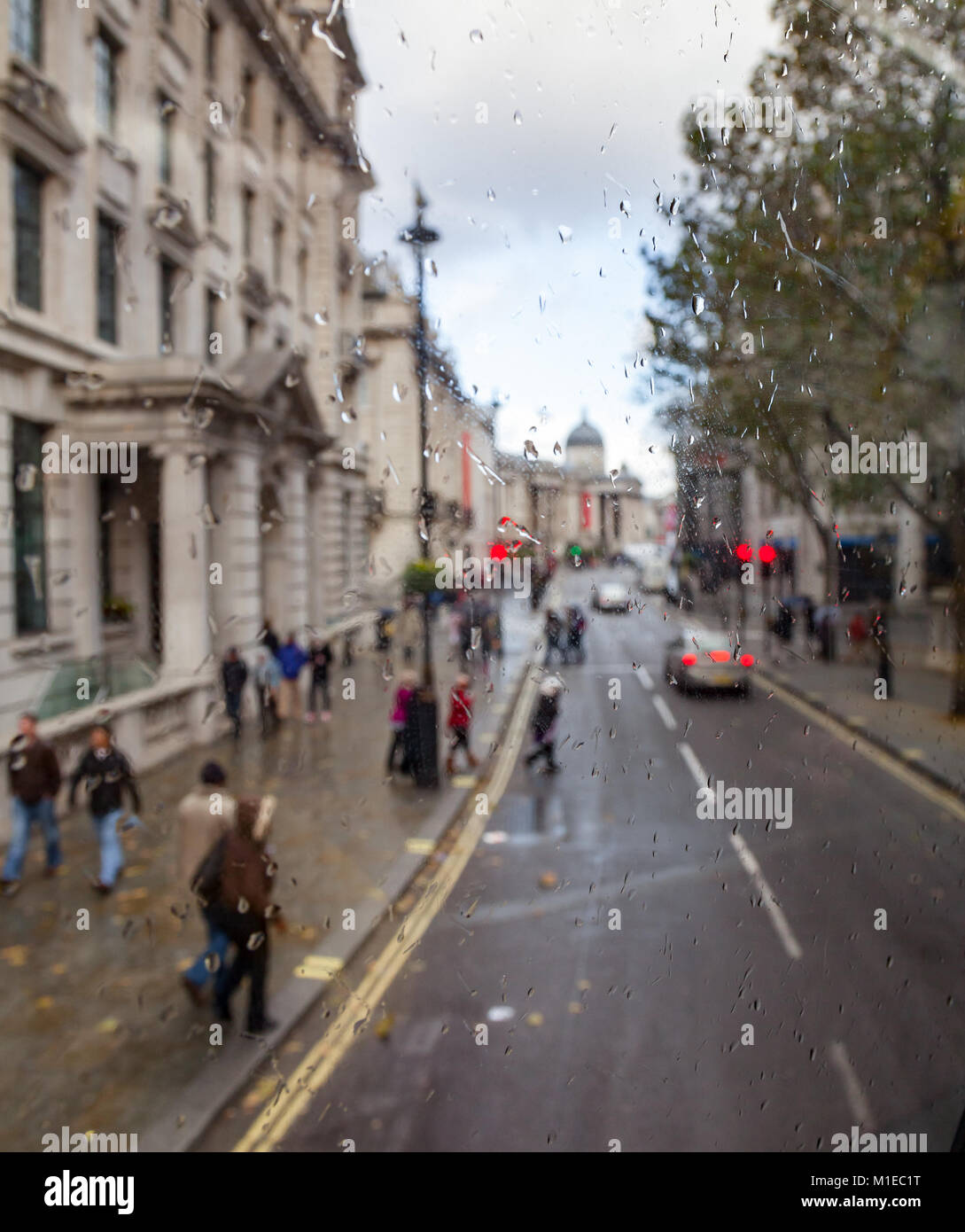 Scène de rue de Londres City vu à travers la vitre du bus Doubledecker couverte de gouttes de pluie - automne pluvieux concept Banque D'Images