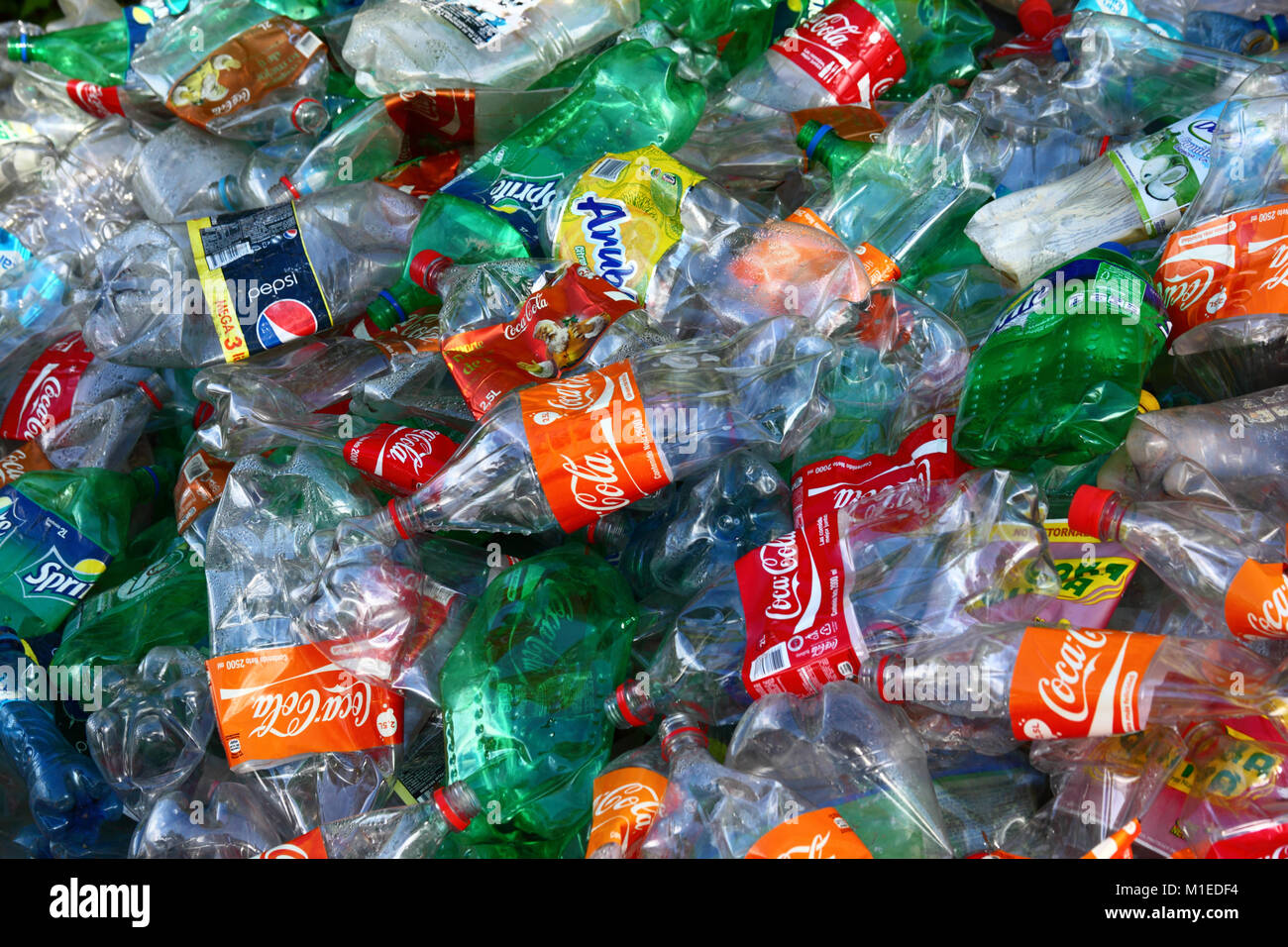 Détail de tas de Coca Cola aplati et d'autres bouteilles de boisson gazeuse en plastique Banque D'Images