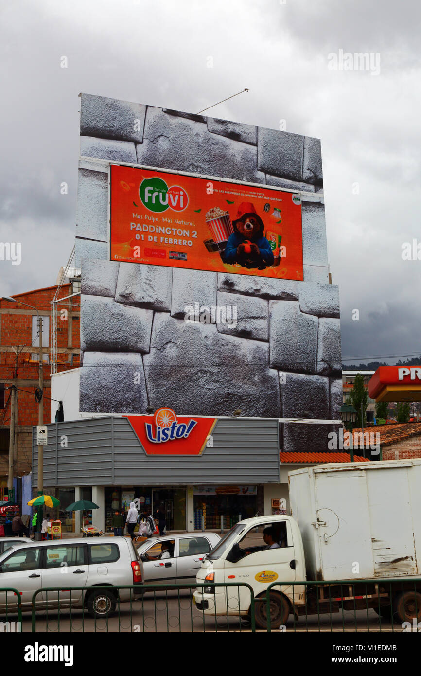 Film 2 Paddington publicité sur écran numérique géant au mur Inca thésaurisation design, Cusco, Pérou Banque D'Images