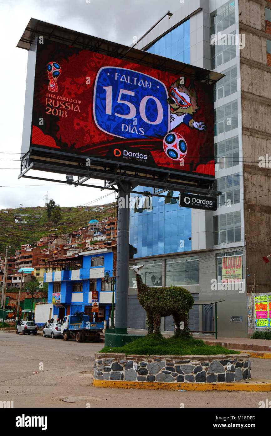 Bush coupé en forme d'un lama au-dessous de la publicité numérique écran annonçant 150 jours jusqu'à ce début de Coupe du Monde de la FIFA 2018 en Russie, Cusco, Pérou Banque D'Images