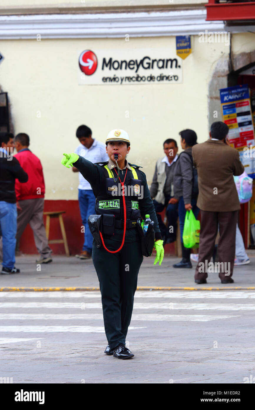 Policewoman diriger la circulation dans l'Avenida del Sol, Cusco, Pérou Banque D'Images Policewoman diriger la circulation dans l'Avenida del Sol, Cusco, Pérou Banque D'Images