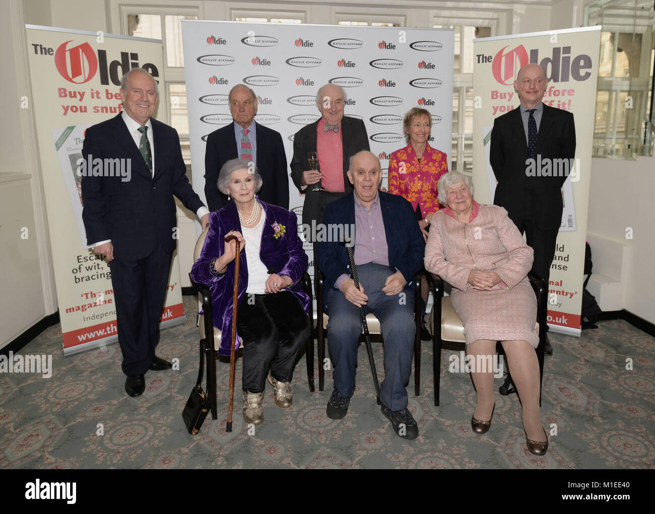 (Rangée arrière de gauche à droite) Gyles Brandreth, Geoffrey Palmer, Henry Blofeld, Virginie, Lewis-Jones (inconnu), (première rangée de gauche à droite) Avril Ashley, Alan Ayckbourn et la Baronne de Crosby Shirley Williams participant à l'ancien de l'année, dans les Simpsons à Strand, le centre de Londres. Banque D'Images