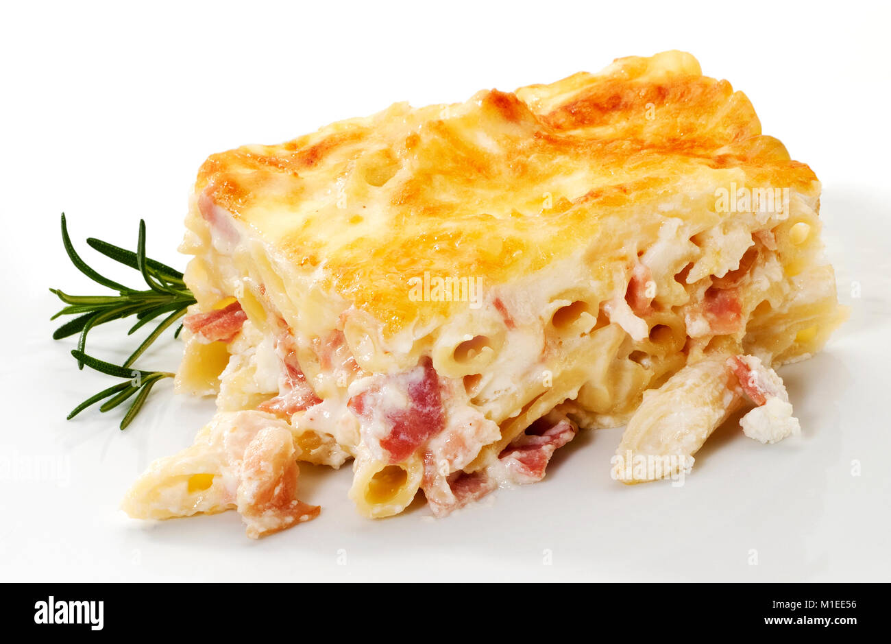 Pâtes au four avec du jambon, fromage et sauce béchamel Photo Stock - Alamy